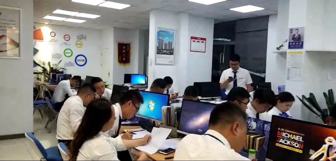 深夜十點(diǎn)的房產(chǎn)經(jīng)紀(jì)人在做什么？